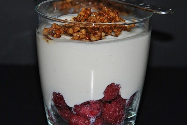 Schichtspeise mit Quark, Himbeeren und Zucker - Mandel - Kruste von ...