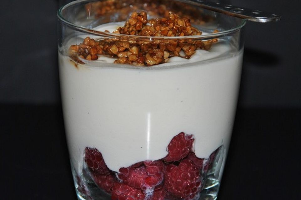 Schichtspeise mit Quark, Himbeeren und Zucker - Mandel - Kruste