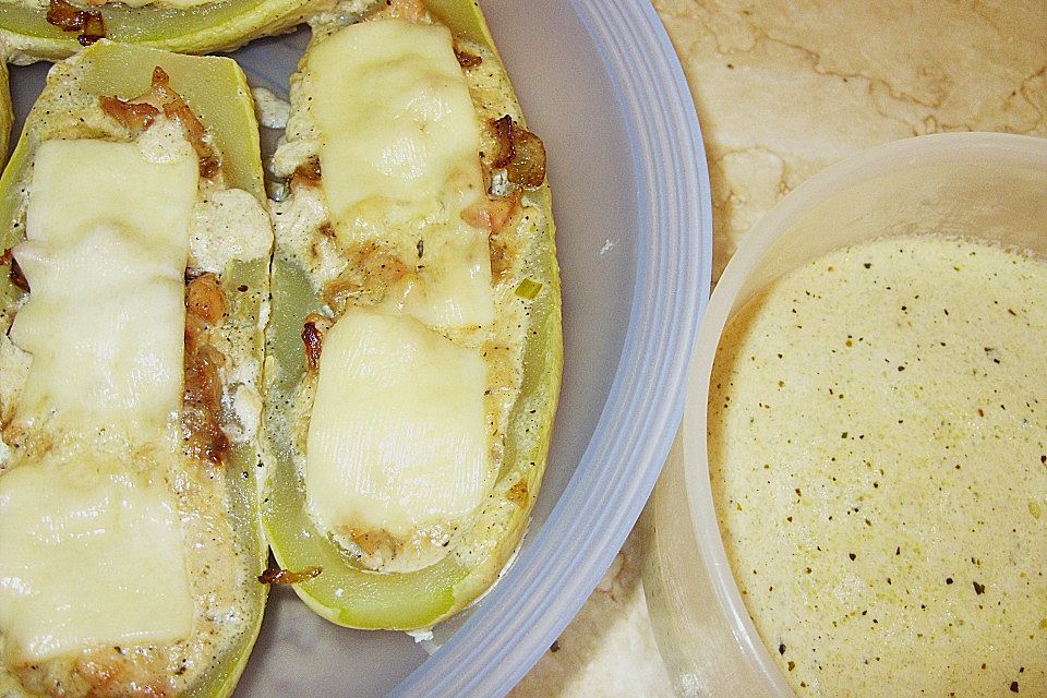 Zucchini, gefüllt mit Hühnerbrustfilet