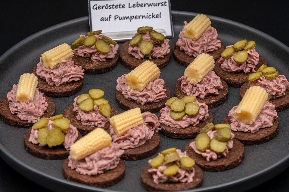 Geröstete Leberwurst auf Pumpernickel