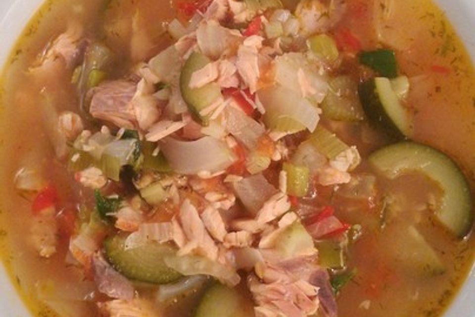 Klare Suppe mit Fisch und gemischtem Gemüse