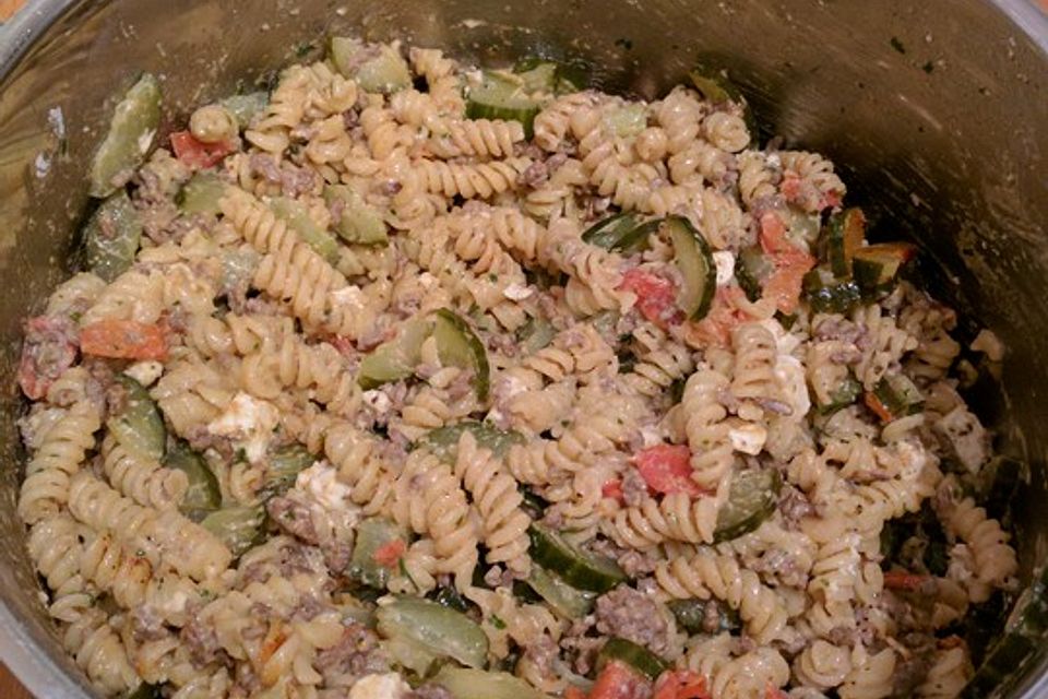 Farfalle mit Gurken, Feta und Hack