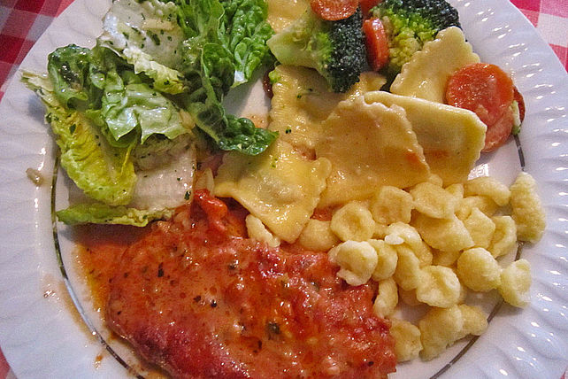 Schnitzel bologneser Art mit Tortellini in Gemüse - Käse - Sahne ...