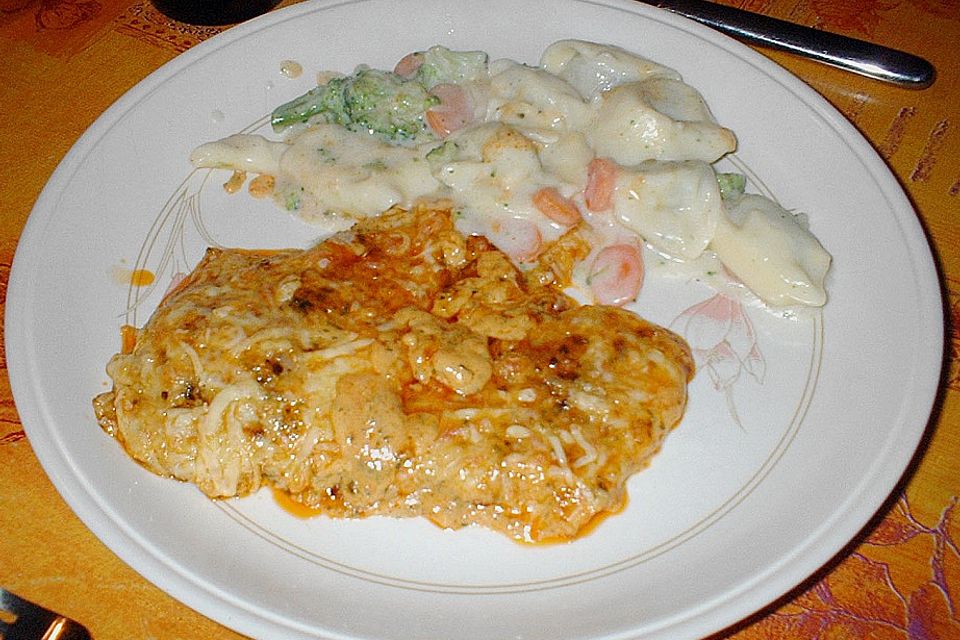 Schnitzel bologneser Art mit Tortellini in Gemüse - Käse - Sahne - Sauce