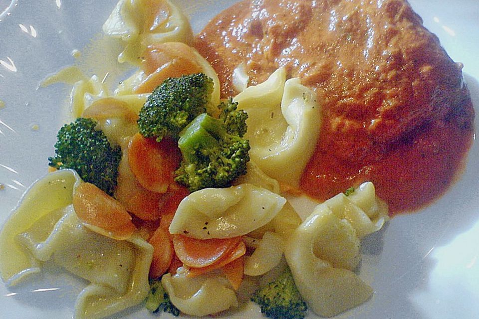 Schnitzel bologneser Art mit Tortellini in Gemüse - Käse - Sahne - Sauce