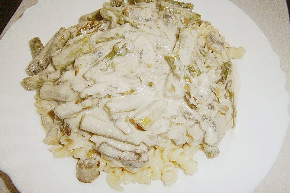 Grüner Spargel mit Champignonsauce