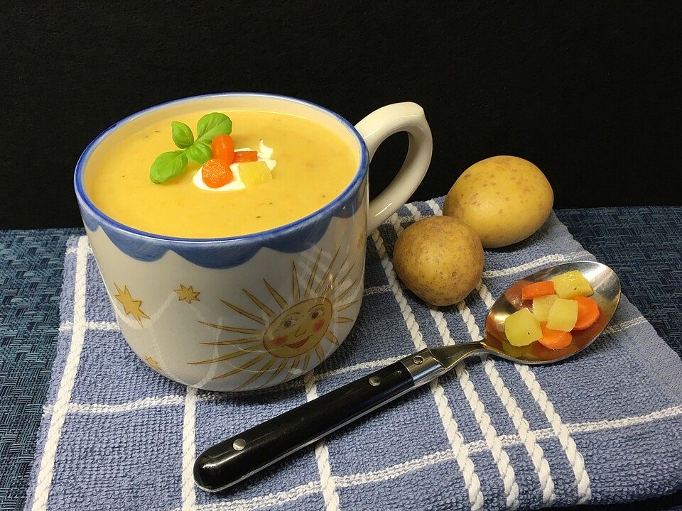 Cremige, aber diättaugliche Kartoffelsuppe mit Thymian und Käse von ...