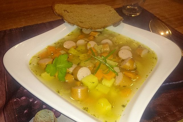 Cremige, aber diättaugliche Kartoffelsuppe mit Thymian und Käse von ...