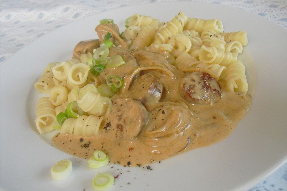 Grobe Bratwurst in Senf - Sahne - Sauce