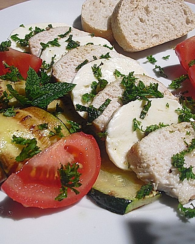 Hähnchenbrustsalat mit Zucchini und Mozzarella