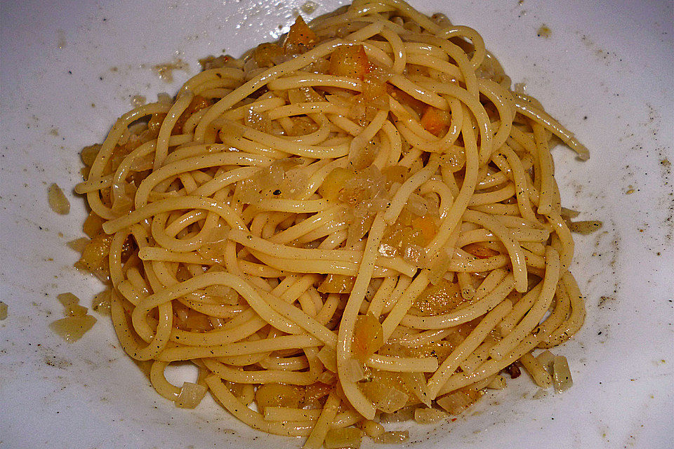 Feine Zwiebelsoße zu Pasta à la Ed