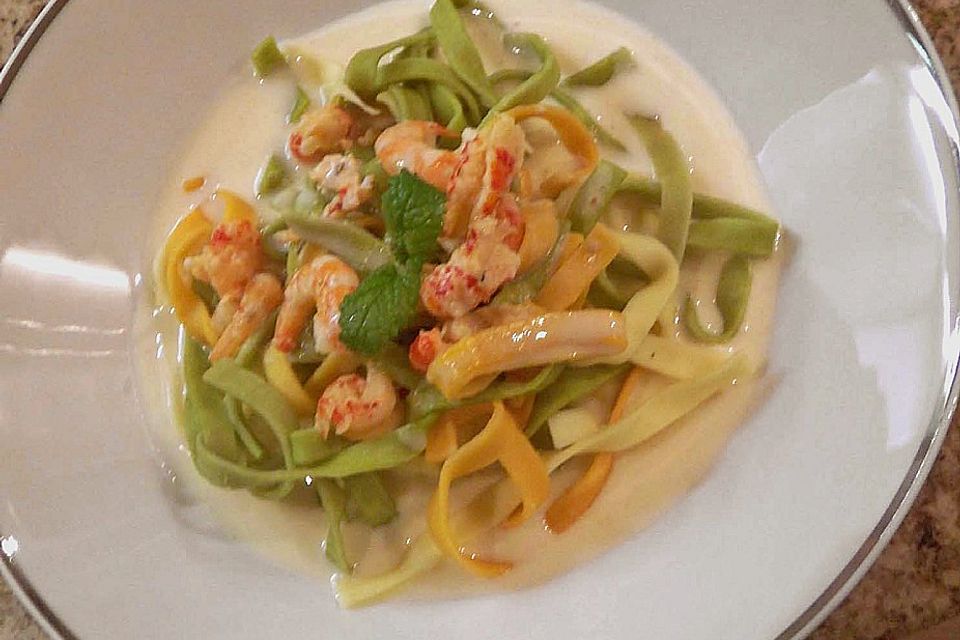 Tagliatelle mit Lachs in Prosecco - Zitronenrahm