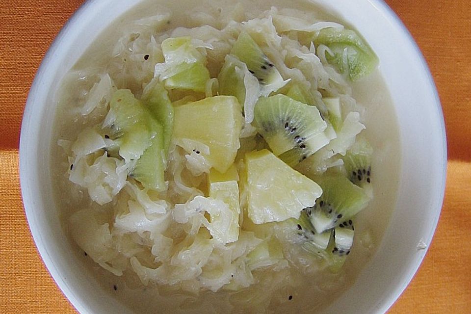 Sauerkraut mit Kiwi und Ananas