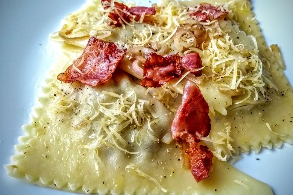 Birnen-Ravioli mit Speck und Bergkäse