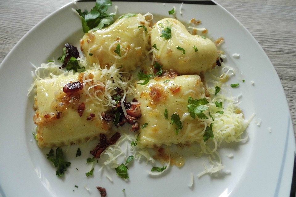 Birnen-Ravioli mit Speck und Bergkäse