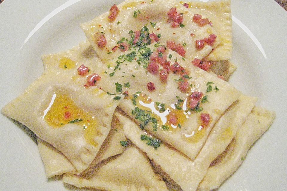 Birnen-Ravioli mit Speck und Bergkäse