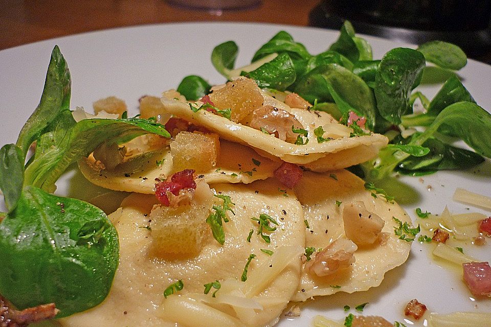 Birnen-Ravioli mit Speck und Bergkäse