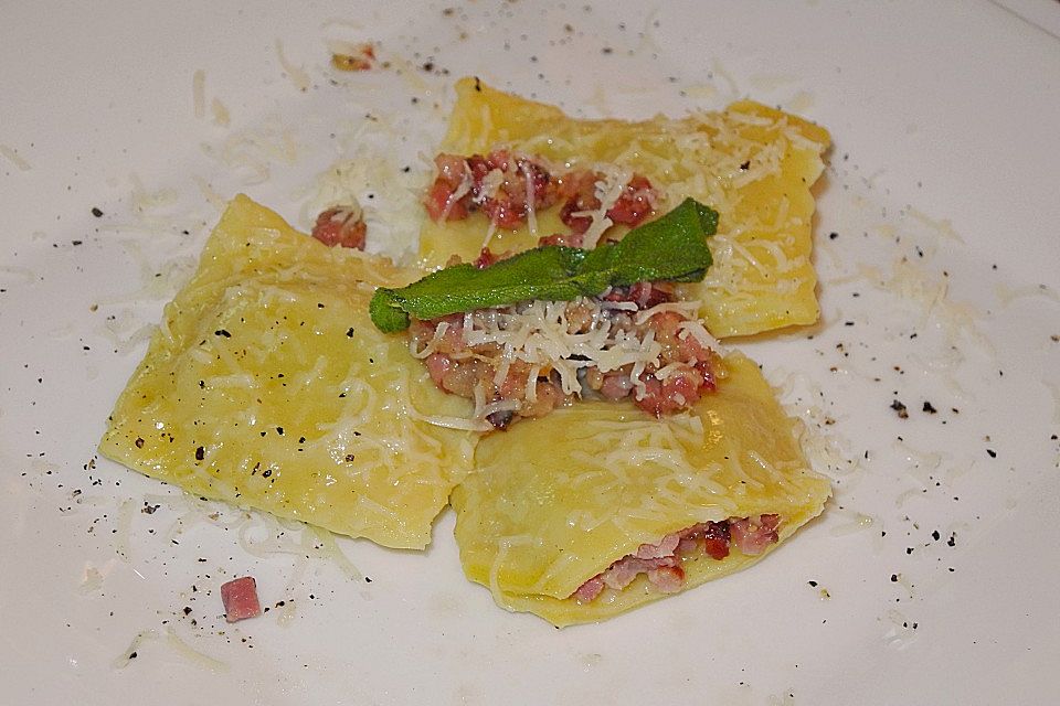 Birnen-Ravioli mit Speck und Bergkäse