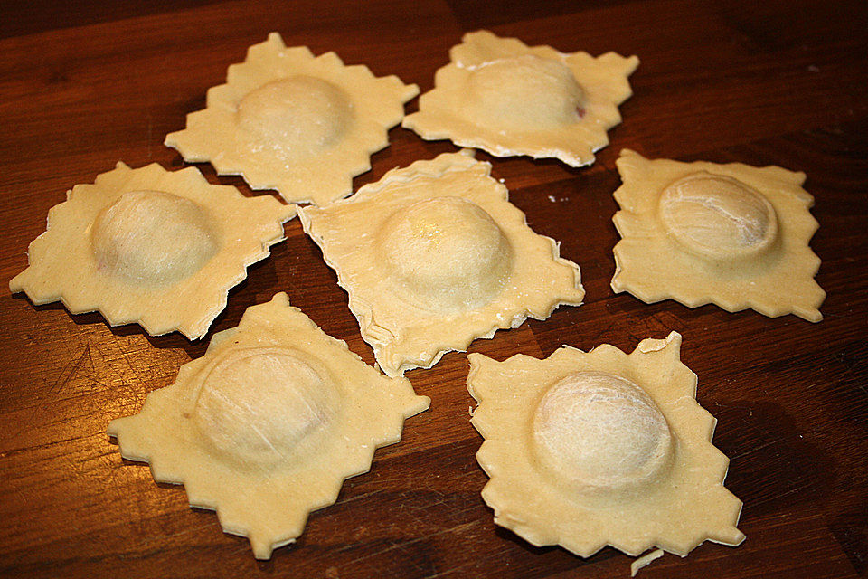 Birnen-Ravioli mit Speck und Bergkäse