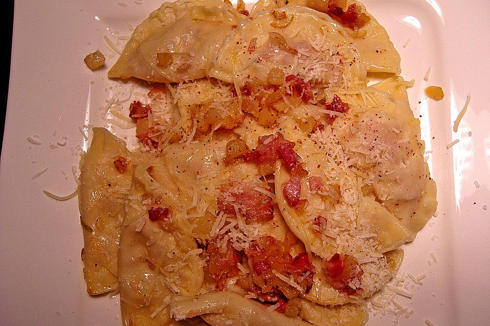 Birnen-Ravioli mit Speck und Bergkäse