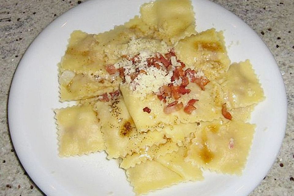 Birnen-Ravioli mit Speck und Bergkäse