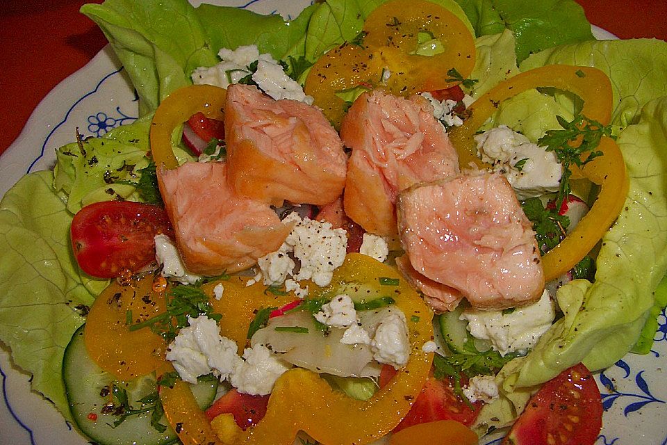 Bunter Salat mit Shrimps und gegrilltem Lachs