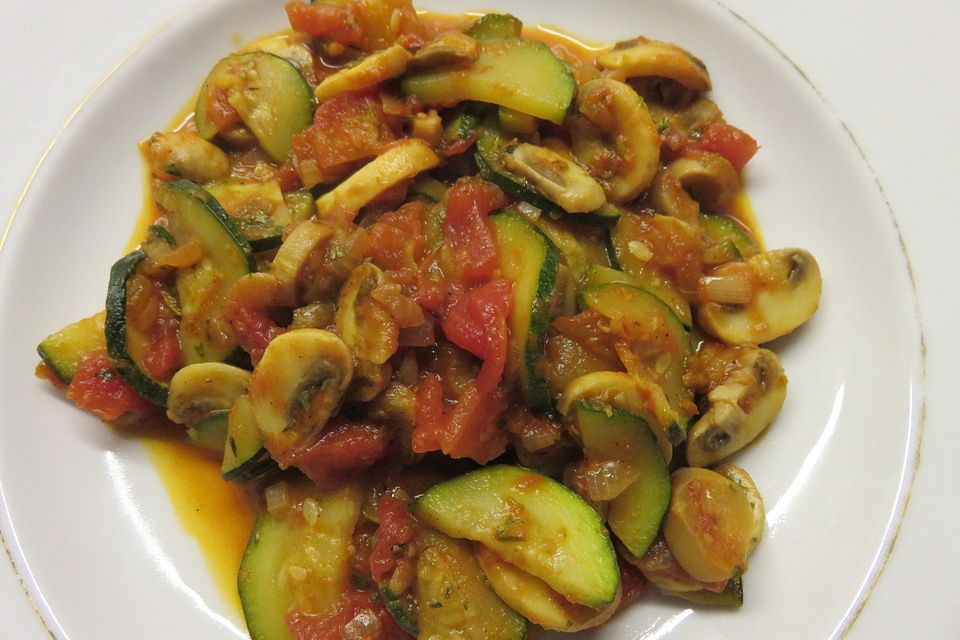 Zucchinigemüse mit Tomaten