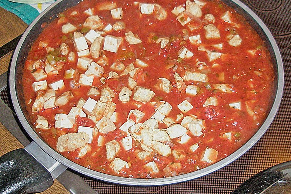Griechische Reisnudeln mit Geflügel und Schafskäse