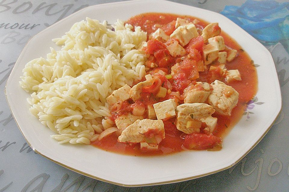 Griechische Reisnudeln mit Geflügel und Schafskäse