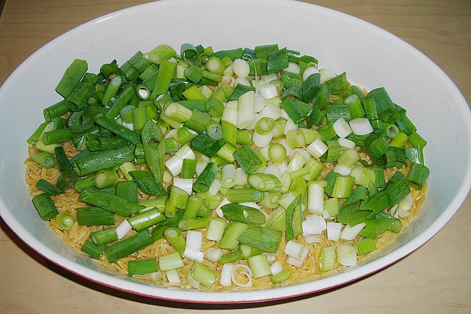 Griechische Reisnudeln mit Geflügel und Schafskäse