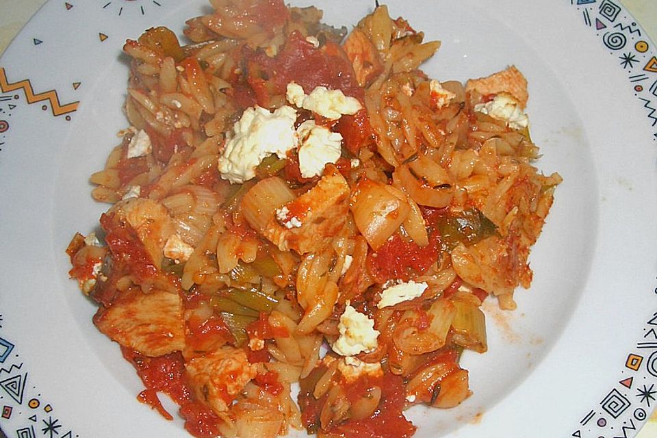 Griechische Reisnudeln mit Geflügel und Schafskäse