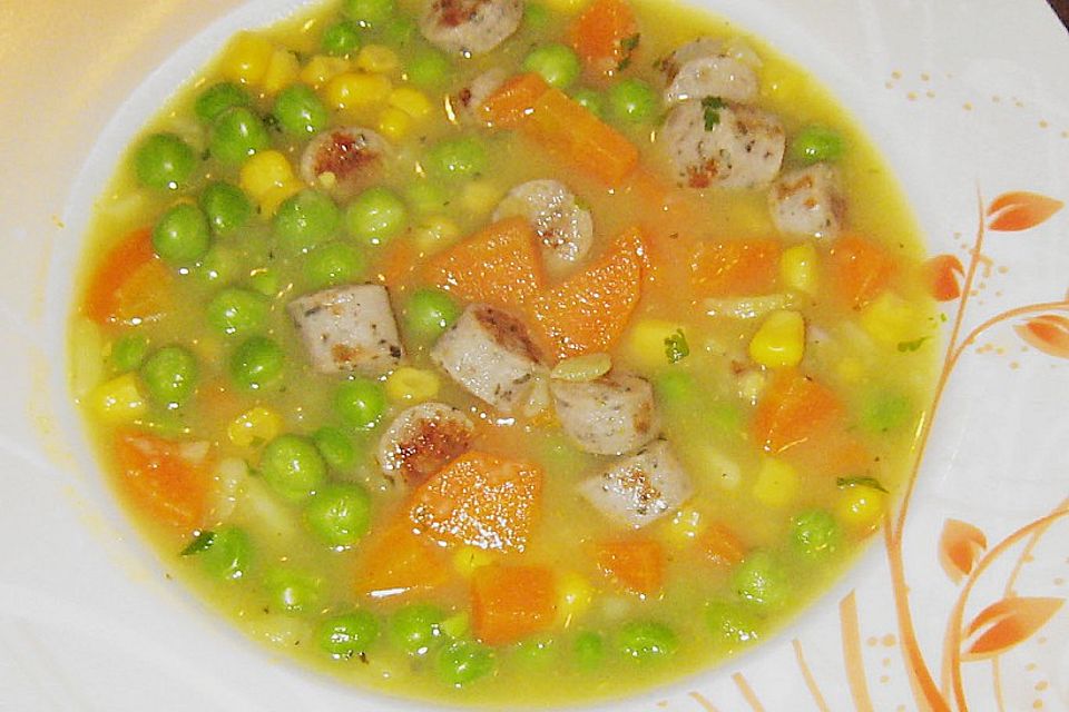 Erbsen-Möhrensuppe mit Kalbsbratwurst Erbsen-Möhrensuppe mit Kalbsbratwurst