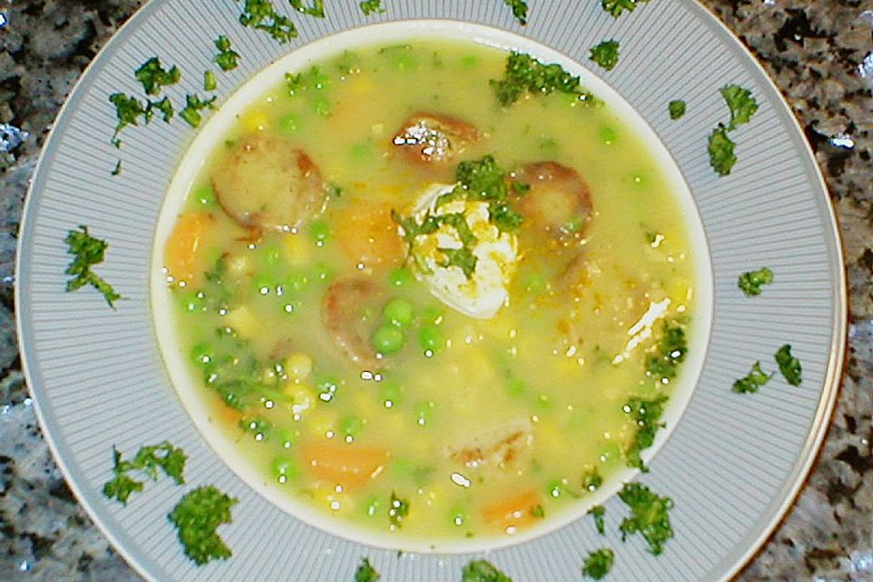 Erbsen-Möhrensuppe mit Kalbsbratwurst Erbsen-Möhrensuppe mit Kalbsbratwurst