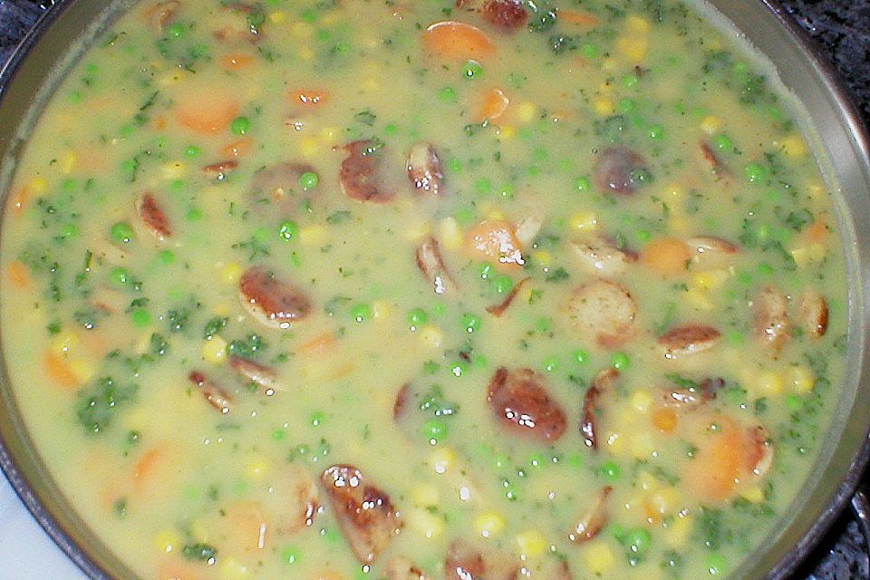 Erbsen-Möhrensuppe mit Kalbsbratwurst Erbsen-Möhrensuppe mit Kalbsbratwurst