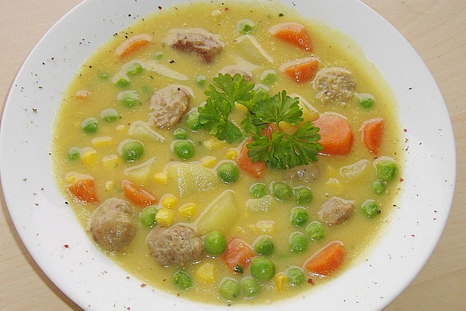 Erbsen-Möhrensuppe mit Kalbsbratwurst Erbsen-Möhrensuppe mit Kalbsbratwurst
