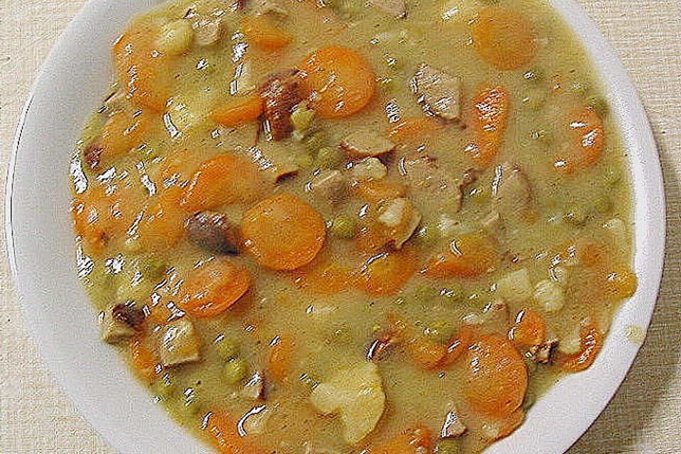 Erbsen-Möhrensuppe mit Kalbsbratwurst Erbsen-Möhrensuppe mit Kalbsbratwurst