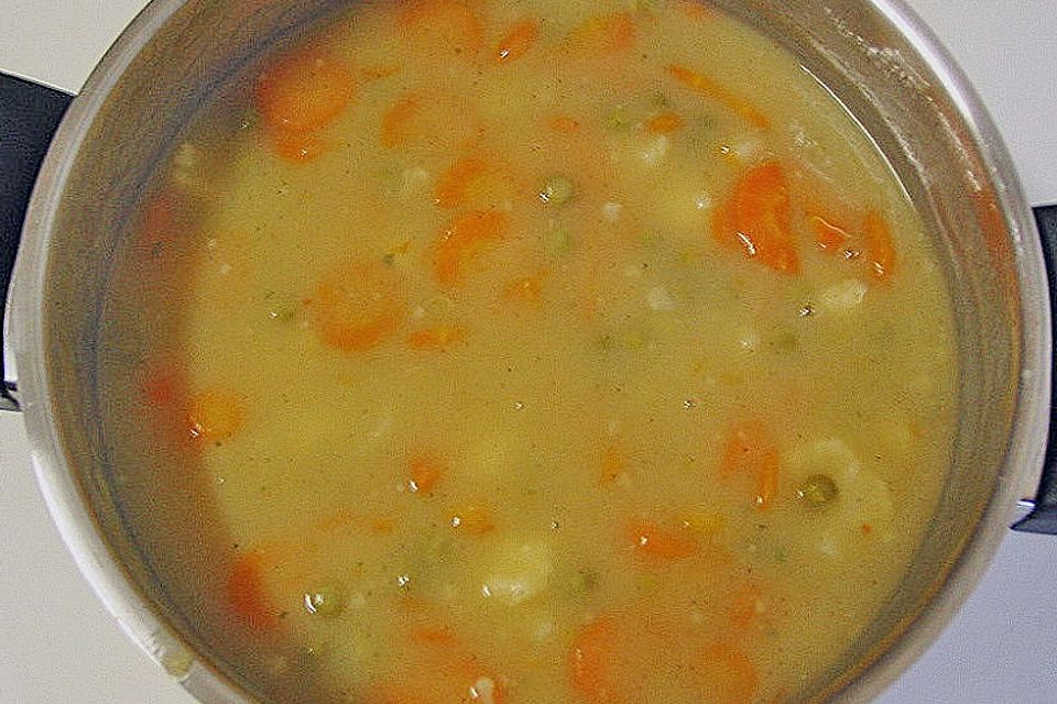 Erbsen-Möhrensuppe mit Kalbsbratwurst Erbsen-Möhrensuppe mit Kalbsbratwurst