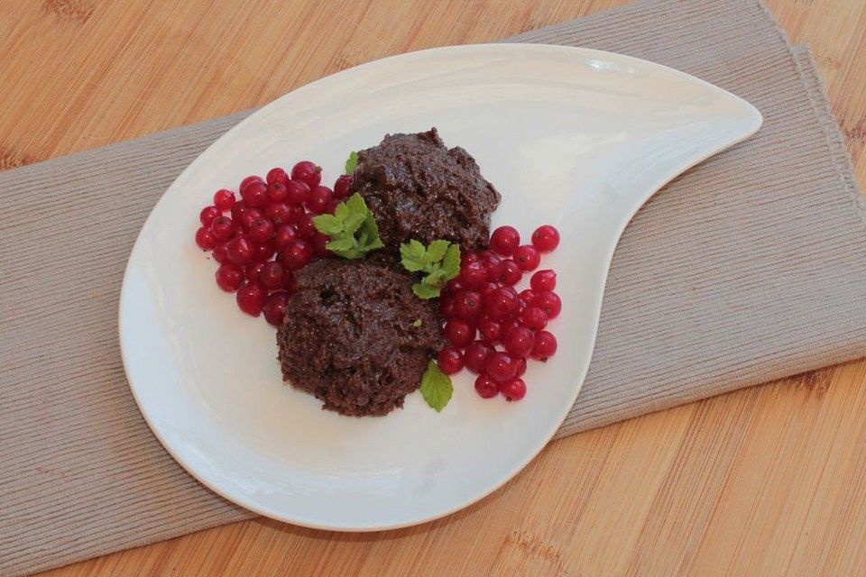 Mousse au Chocolat mit Chilinote und roten Johannisbeeren