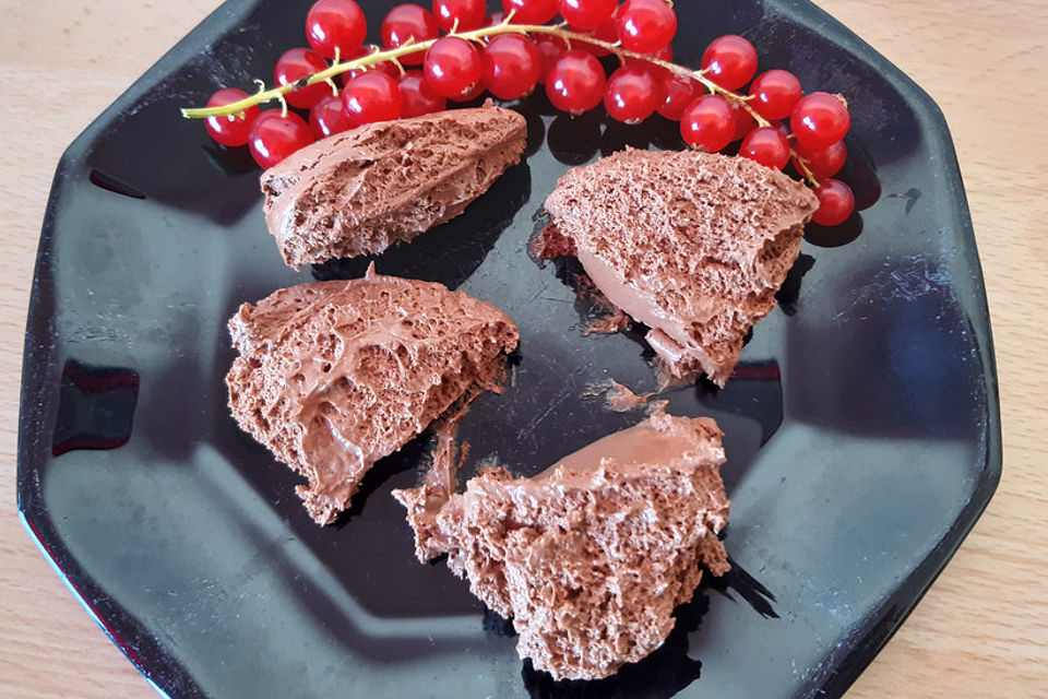 Mousse au Chocolat mit Chilinote und roten Johannisbeeren