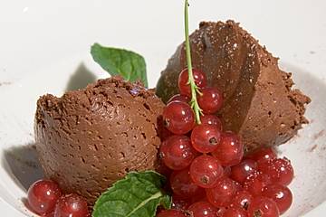 Mousse au Chocolat mit Chilinote und roten Johannisbeeren