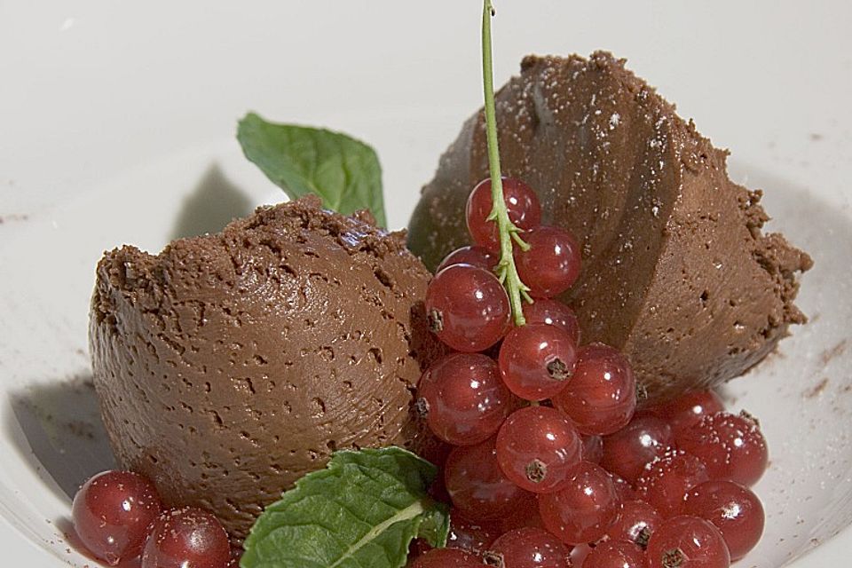 Mousse au Chocolat mit Chilinote und roten Johannisbeeren