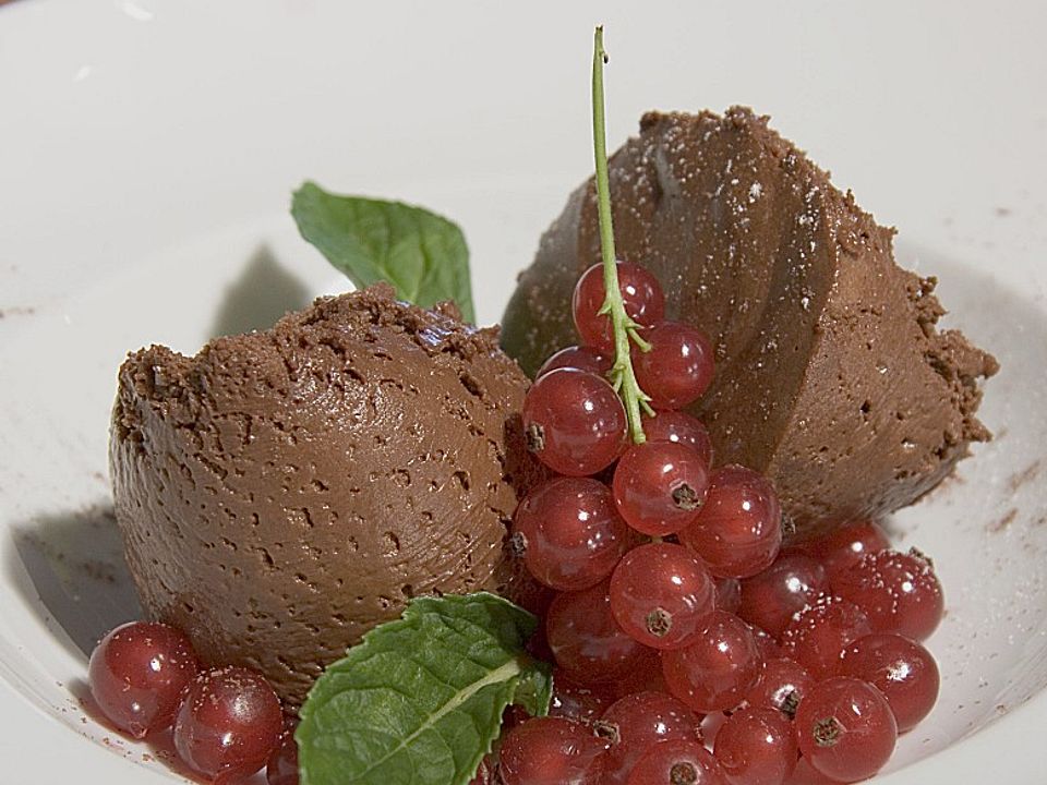 Mousse au Chocolat mit Chilinote und roten Johannisbeeren von chefkoch ...