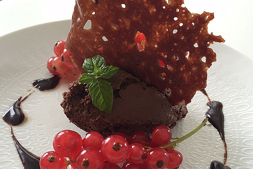 Mousse au Chocolat mit Chilinote und roten Johannisbeeren