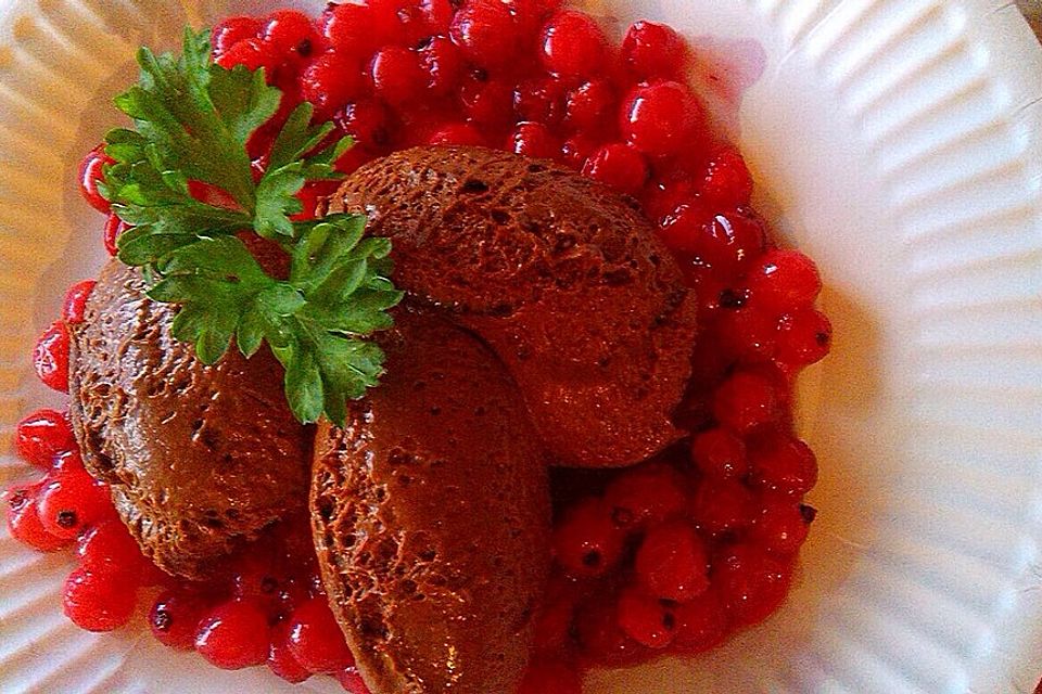 Mousse au Chocolat mit Chilinote und roten Johannisbeeren