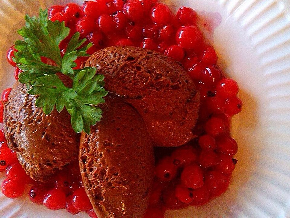 Mousse au Chocolat mit Chilinote und roten Johannisbeeren von chefkoch ... Mousse au Chocolat mit Chilinote und roten Johannisbeeren von chefkoch ...