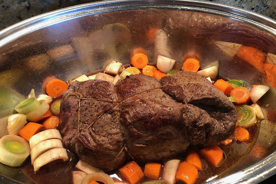 Rehkeule in Granatapfelsauce mit Schupfnudeln und Brokkoli