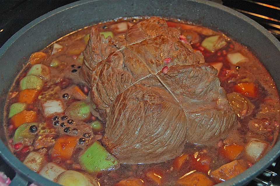 Rehkeule in Granatapfelsauce mit Schupfnudeln und Brokkoli