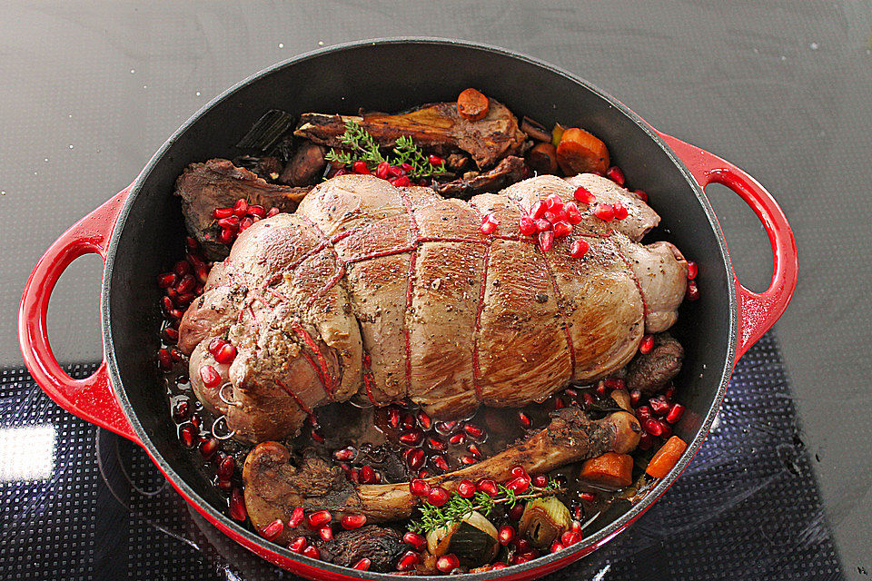 Rehkeule in Granatapfelsauce mit Schupfnudeln und Brokkoli