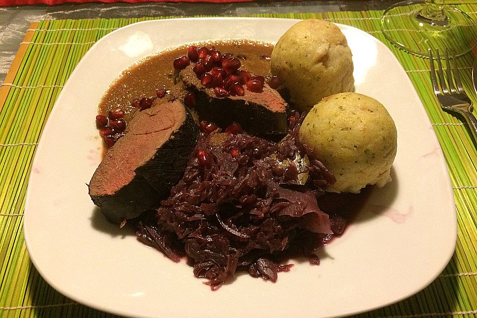 Rehkeule in Granatapfelsauce mit Schupfnudeln und Brokkoli