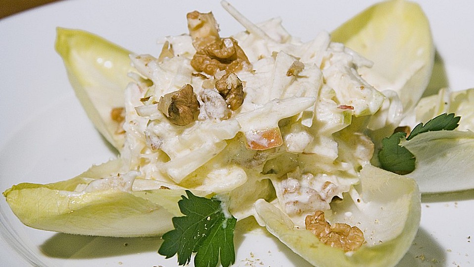 Chicor-e-Selleriesalat-in-Joghurt-Walnussdressing